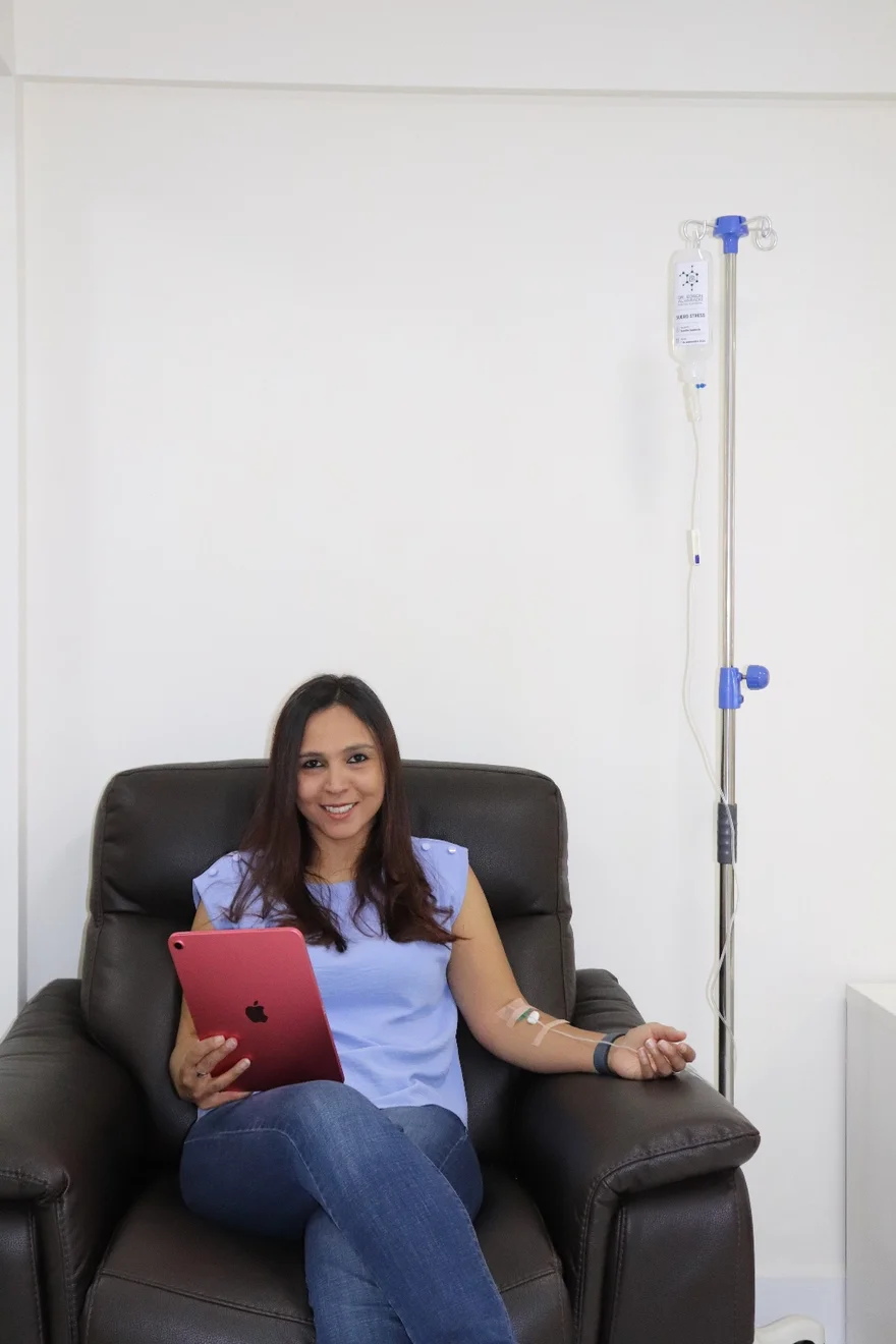 Paciente recibiendo terapia intravenosa en el consultorio